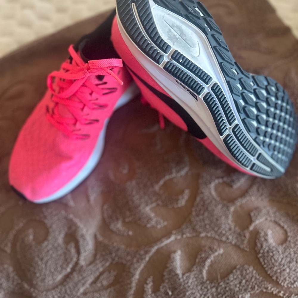 Nike Women's Vibrant Pink Athletic Shoes